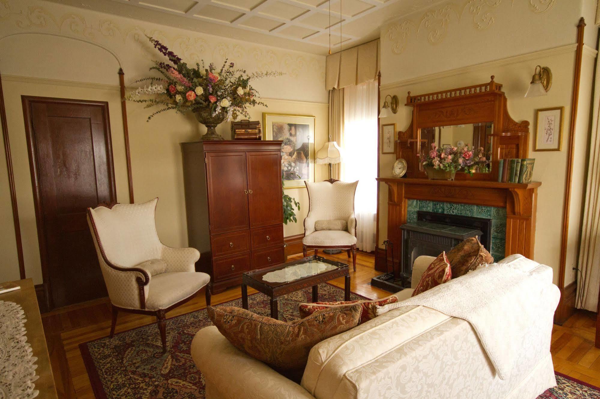 Victoria'S Historic Inn ウルフビル エクステリア 写真