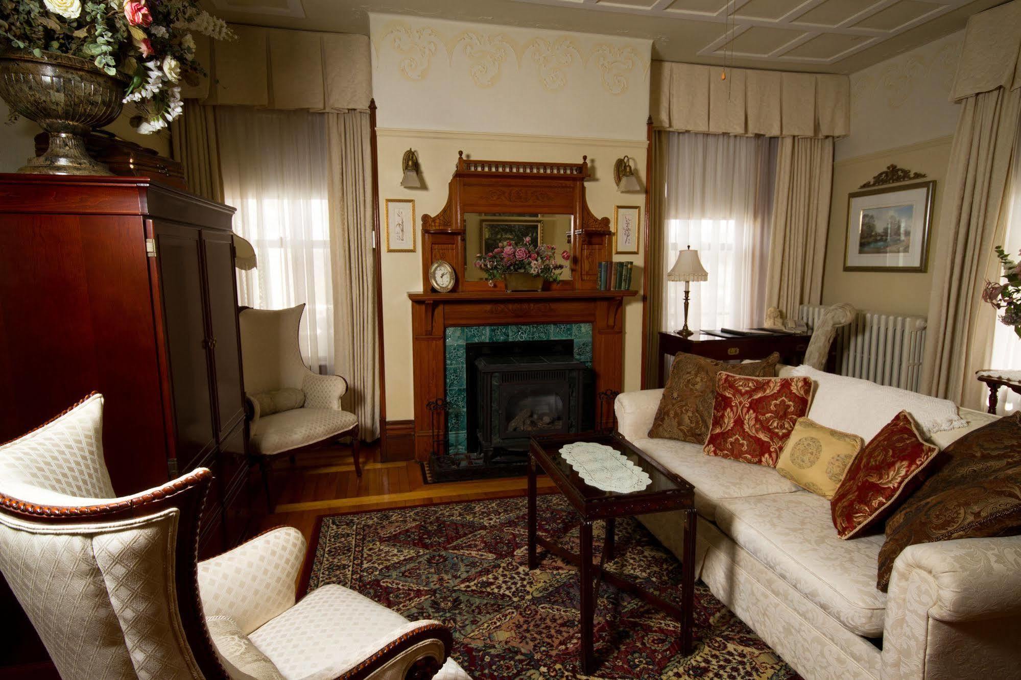 Victoria'S Historic Inn ウルフビル エクステリア 写真