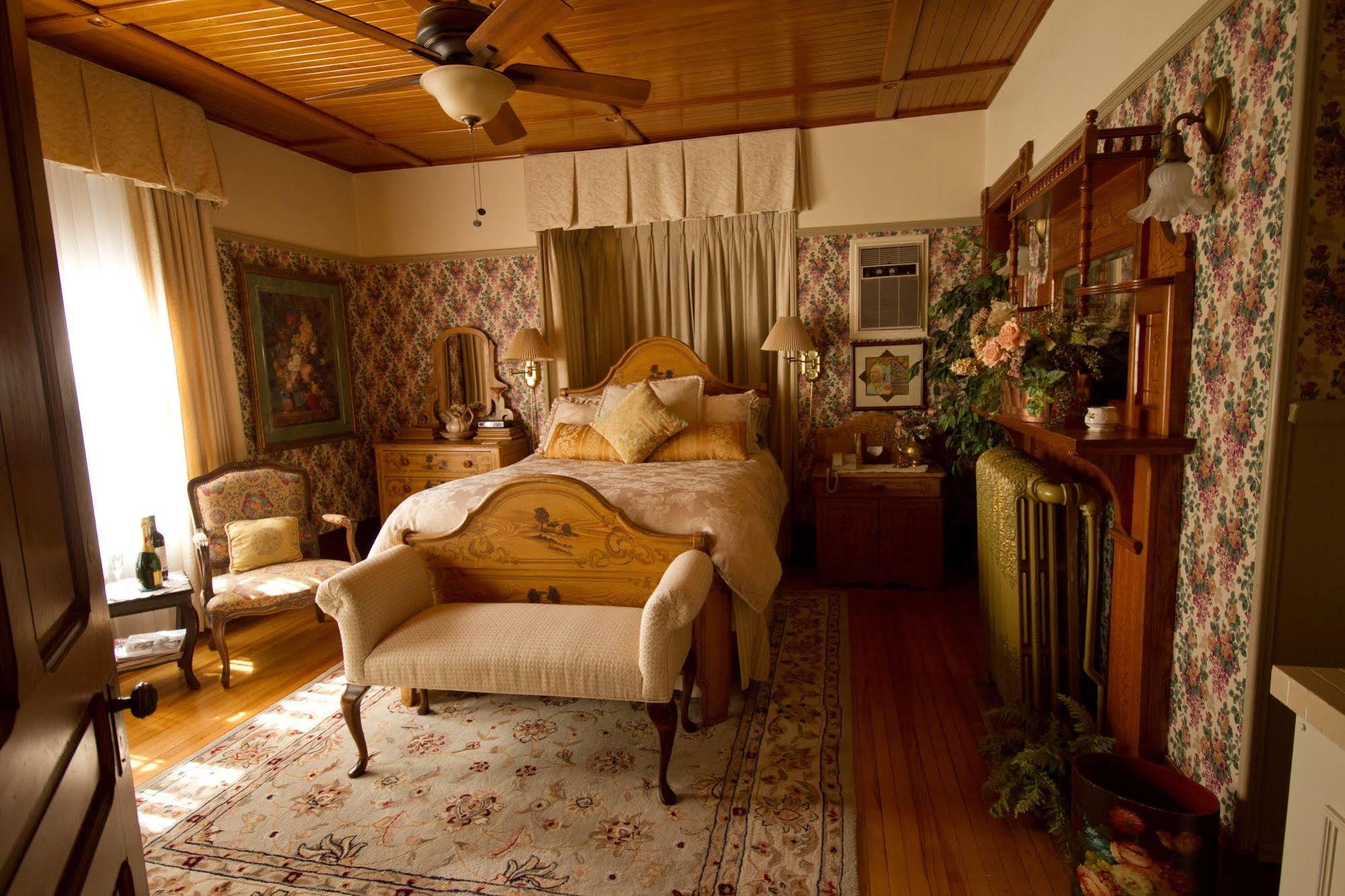 Victoria'S Historic Inn ウルフビル エクステリア 写真