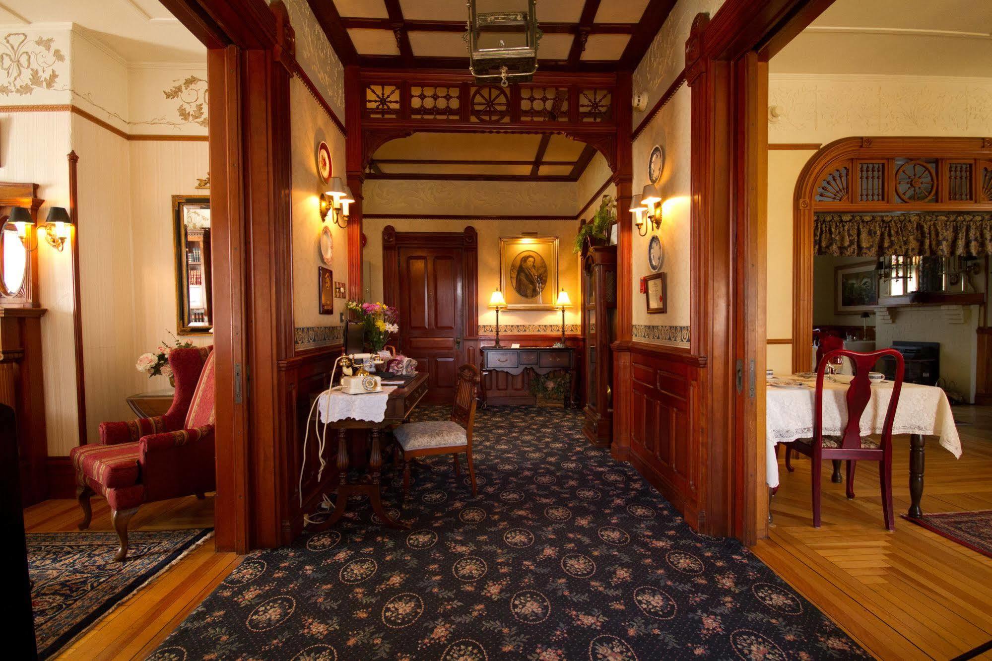 Victoria'S Historic Inn ウルフビル エクステリア 写真