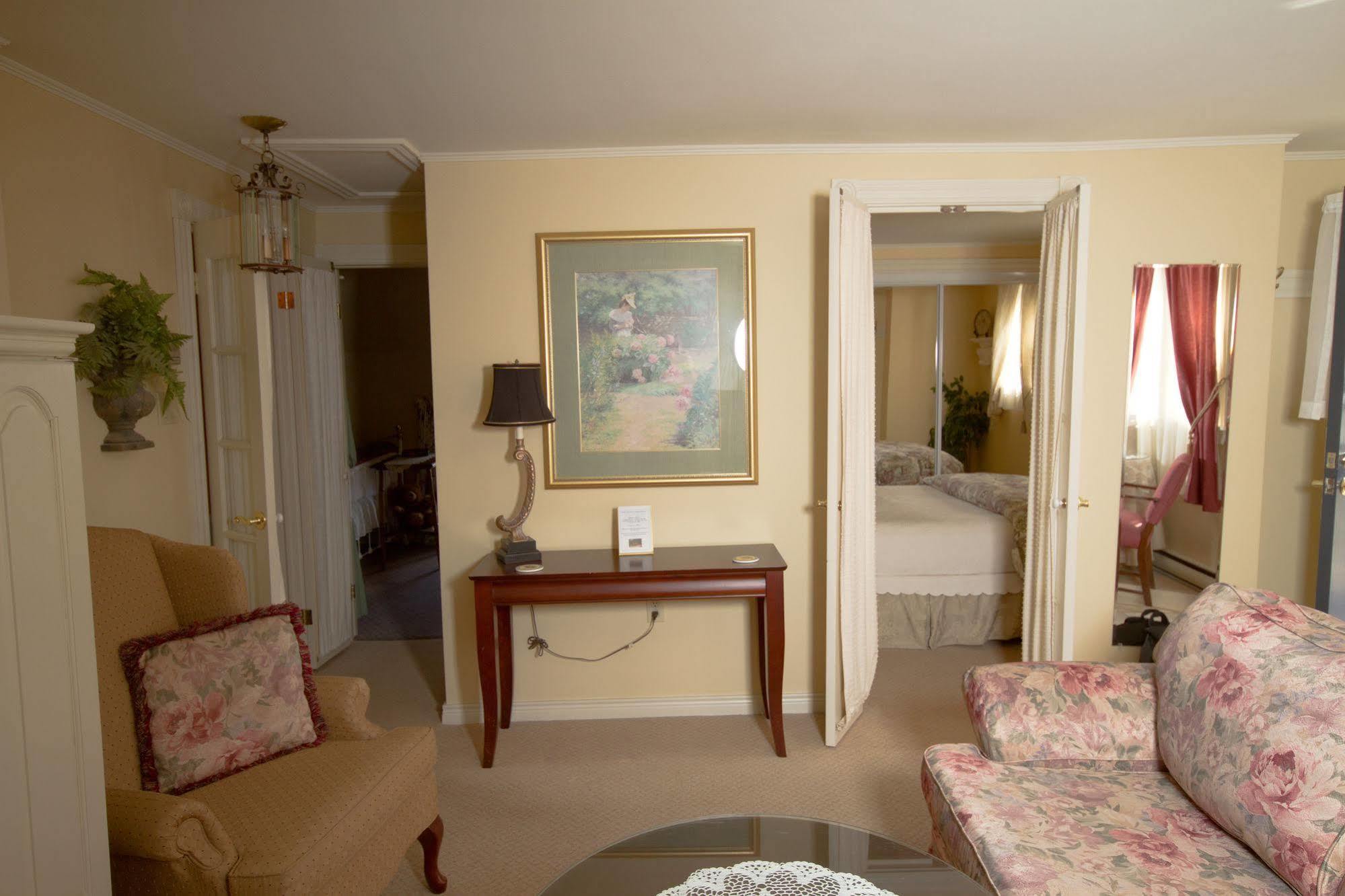 Victoria'S Historic Inn ウルフビル エクステリア 写真