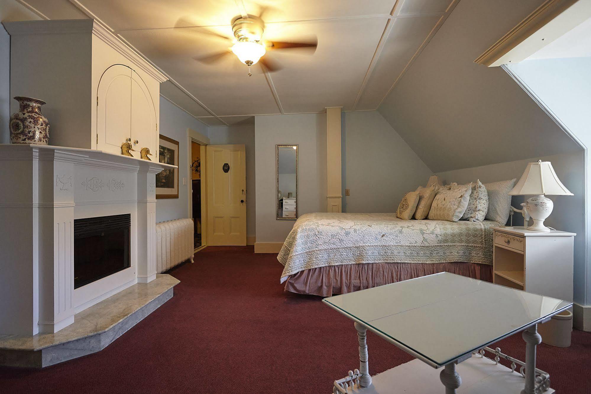 Victoria'S Historic Inn ウルフビル エクステリア 写真